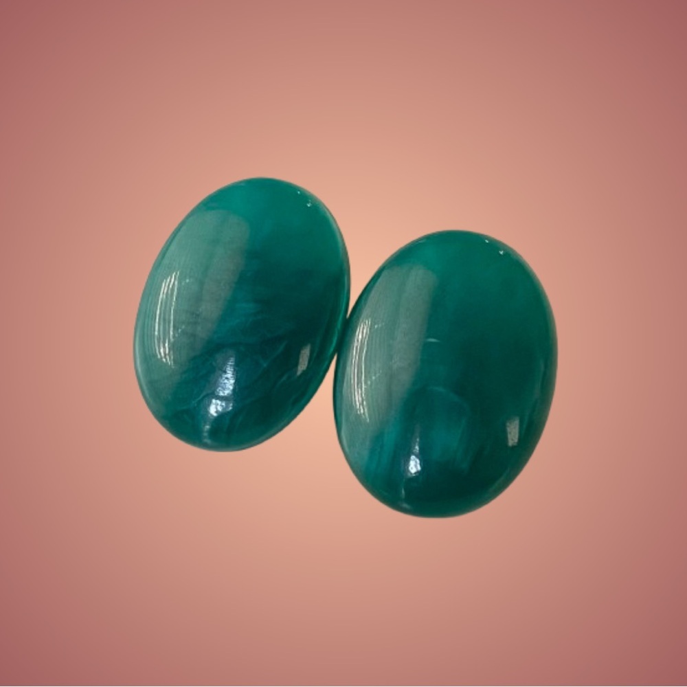 🚨🚨FINAL SALE!!!🚨🚨 Vintage green plastic/acrylic/lucite oval clip earrings GLOWS